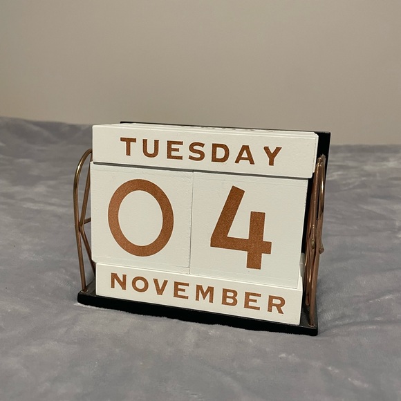Wooden block desk calendar - Picture 3 of 8